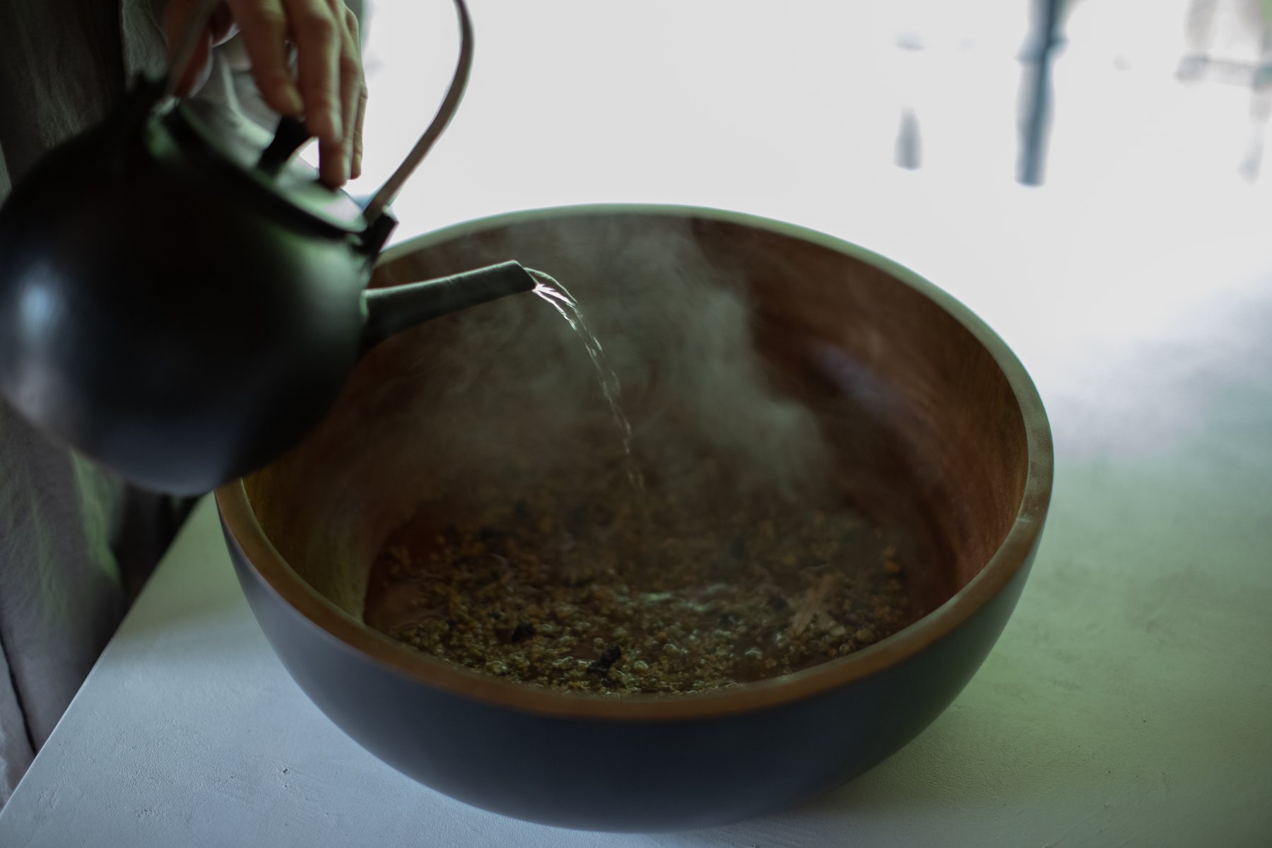 湯気の立つハーブの器